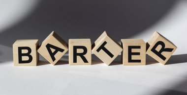 Beyaz arkaplandaki yapı taşlarından oluşan BARTER kelimesi