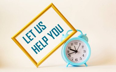 Sana yardım etmemize izin ver, metin fotoğraf çerçevesinde ve çalar saatin yanındaki beyaz arkaplanda yazılı.