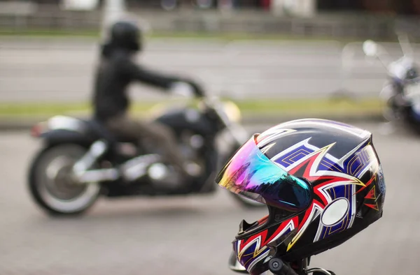 Heller Motorradhelm Fokus Und Unscharf Motorrad Mit Motorradfahrer — Stockfoto