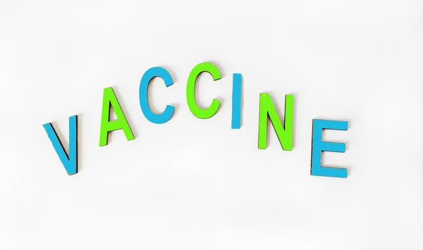 Palabra Vaccine Está Escrita Letras Madera Colores Sobre Fondo Blanco — Foto de Stock