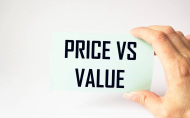 Bir kadının elinde PRICE 'a karşı VALUE yazılı bir kart var. İş konsepti.