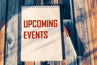 Renkli çizgili bir masadaki kalem ile bir dizüstü bilgisayarda gelecek olayları kavra.