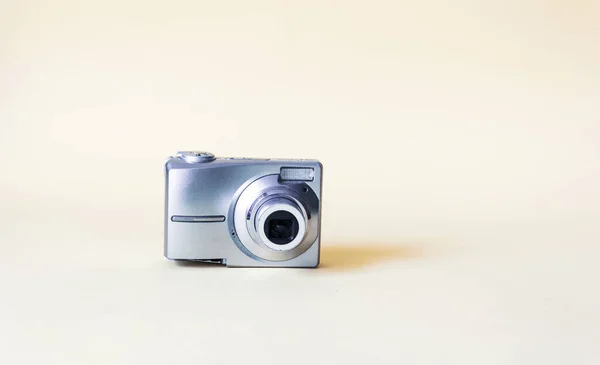 Digitale Compacte Camera Zilver Kleur Geïsoleerd Witte Achtergrond — Stockfoto