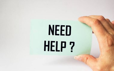 Metni olan bir etiket. Arka planda bir kadının elini tutuyor..