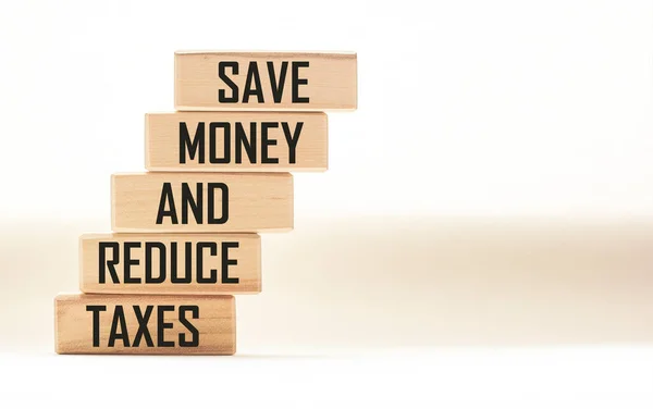 Sparen Sie Geld Reduce Taxes Text Auf Holzblöcken Und Weißem — Stockfoto