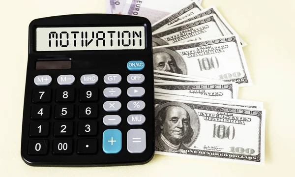 Calculadora Con Inscripción Motivación Expuesta Sobre Fondo Blanco Con Billetes — Foto de Stock
