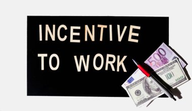 Çalışma için teşvik metni siyah ayna arkaplanı üzerine ahşap harflerle yazılmıştır.