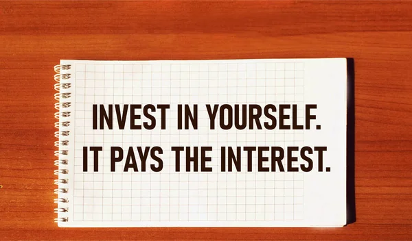 Tekst Invest Yourself Het Betaalt Het Belangrijk Geschreven Een Notitieboekje — Stockfoto