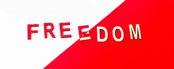 Het Woord Freedom Geschreven Een Rood Witte Achtergrond — Stockfoto