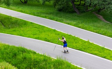 Güneşli bir yaz gününde kayakçı bir adam piste çıkar.