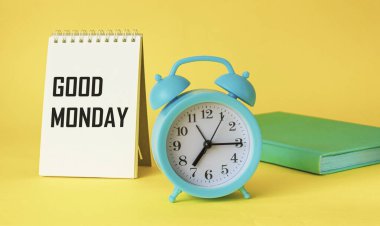 İyi Pazartesi, metin bir deftere, saatin yanına ve sarı arka planda bir günlüğe yazılır. Haftanın başı. .