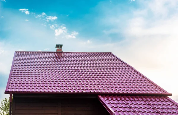 Telhado Uma Casa Com Telhado Telha Vermelha Sob Céu Azul — Fotografia de Stock