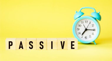 Sarı arka plandaki yapı taşlarından oluşan PASSIVE Kelime.