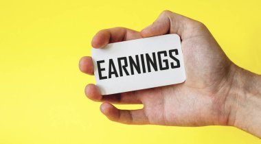 Elinde sarı arka planda 