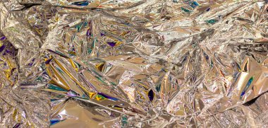 Renkli renklerle buruşmuş alüminyum folyo.