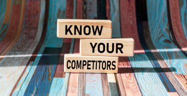 Tahta bloklar üzerinde metin COMPETITORS iş başarısı konseptini biliyorum.