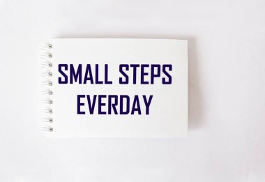 Beyaz arka plan hakkında ilham verici bir alıntı. Her gün küçük adımlar.