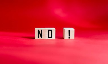 Kırmızı zemin üzerinde 