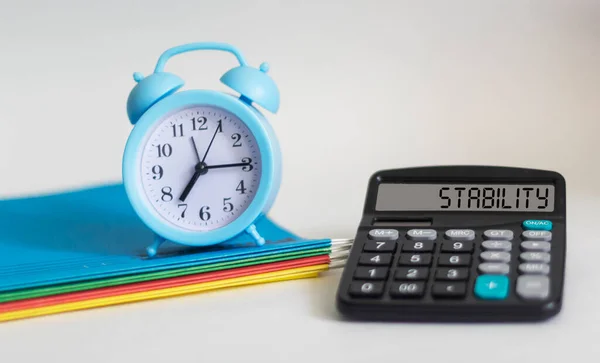 Desenvolvimento Sustentável Texto Tela Calculadora Fundo Branco Com Relógio Pastas — Fotografia de Stock