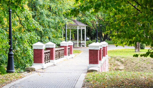 Herbstlichen Park Gibt Eine Schöne Steinbrücke Und Eine Alte Rotunde — Stockfoto