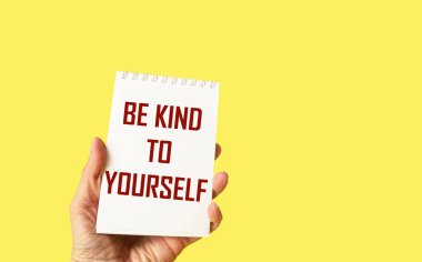 İlham verici bir alıntı. Beyaz kart ve sarı arka planda kendinize iyi davranın. Kavram.