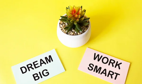 Citação Motivacional Dream Big Work Smart Escrito Adesivos Fundo Amarelo — Fotografia de Stock