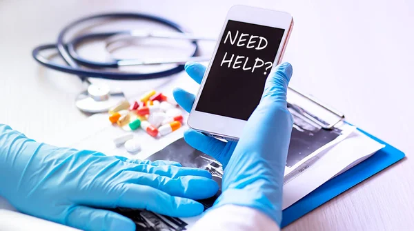 Közelről Orvos Vegye Okostelefon Szöveges Segítségnyújtás Tabletta Sztetoszkóp Egészségügyi Ellátás — Stock Fotó