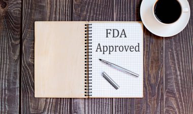 Kelime Yazma Metni FDA Kalem ve kahve ile onaylandı. Ahşap arkaplan üzerine iş kavramı