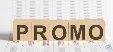 Grafik arkaplanında Promo harfleri olan tahta küpler