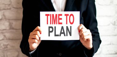 İş kadınının elinde planlanması gereken mesaj süresi olan bir kart var