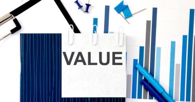 Etiketli VALUE ile ilgili araçlar ve notlarla dolu bir defter.