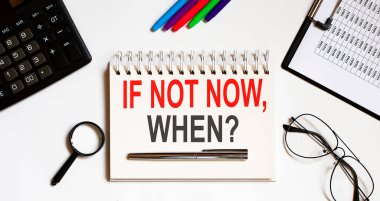 İş konsepti. Not defteri Eğer şimdi değilse notlar, hesap makinesi, gözlük, kalem, kalem, beyaz arkaplan üzerine beyaz kağıt yaprak