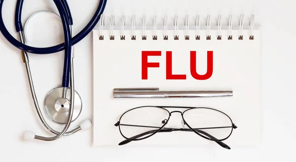 배경에 텍스트 Flu 패드가 청진기 — 스톡 사진
