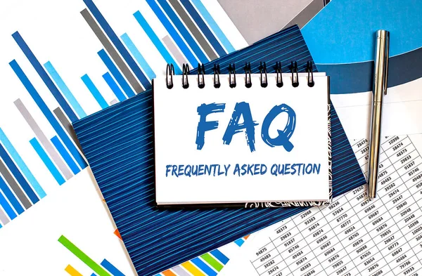 차트와 비즈니스와 Faq 테이블에 — 스톡 사진