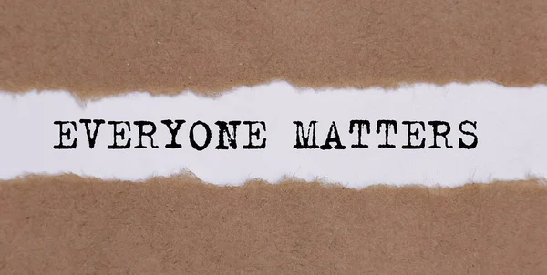 Der Text Everybody Matters Erscheint Hinter Zerrissenem Papier — Stockfoto