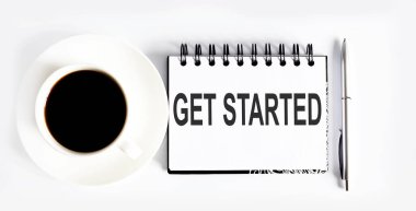 Metin başlamak, planlama konsepti. Beyaz arkaplanda kahve ve iş içeren metin içeren defter