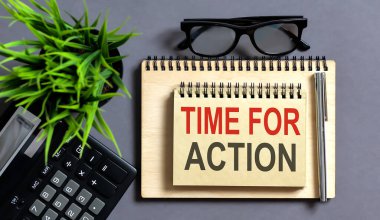 Üst görünüm, kalem, gözlük, hesap makinesi ve dizüstü bilgisayar Gri arkaplanda eylem için Zaman.