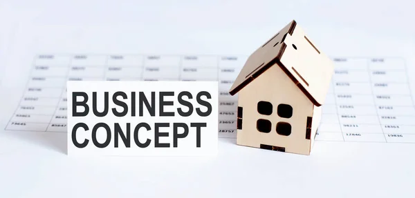 テキストのためのブランクと家の木製モデルの閉鎖 ビジネスコンセプトチャートの背景にある — ストック写真
