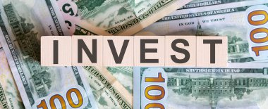 Tahta bloklardaki kavramsal sözcükler dolar banknotlarından güzel bir arka planda. İş dünyası