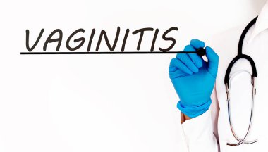 Doktor beyaz arkaplan üzerine metin VAGINITIS Tıbbi kavramı yazıyor