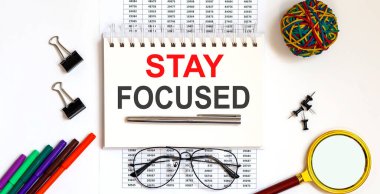 Mesajlı defter, dosyasıyla birlikte ofis masasına odaklanmış durumda.