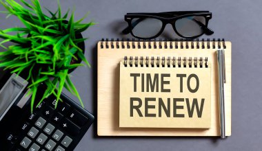 Gri ahşap arkaplanda metni yenileme zamanı olan boş not defteri