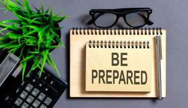 Gri ahşap arkaplan üzerinde BE hazırlanmış metin boş not defteri