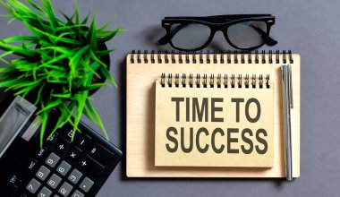 Text TIME TO SUCCESS on the notepad with office tools, pen