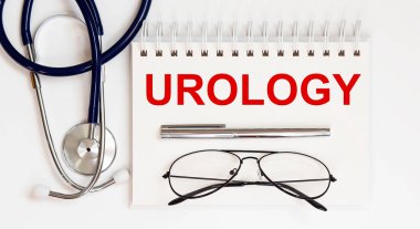 Stetoskop, gözlük ve kalemle beyaz arkaplanda bir UROLOGY