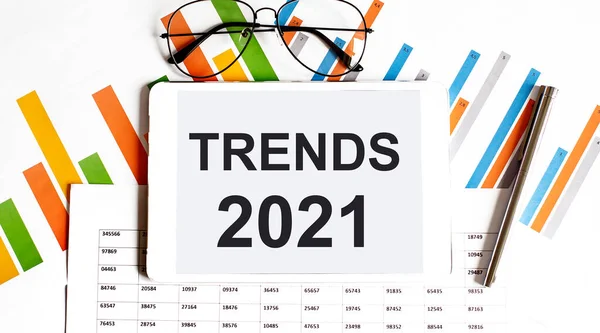 Das Tablet Mit Tex Trends 2021 Auf Den Geschäftskarten Und — Stockfoto