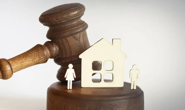 Divorce Concept Gavel Wooden House Figure White Background — Stock Photo, Image