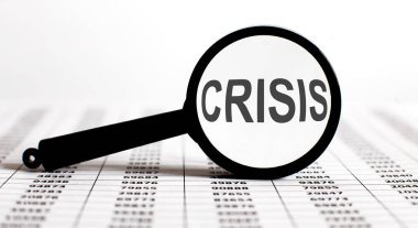 Grafik arkaplanında metin CRISIS olan büyüteç