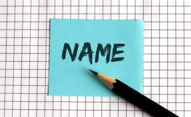 İsim, bu ifade renkli çıkartmalara, not defterine yazılmıştır. İş konsepti