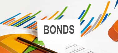 Grafik arkaplanındaki kağıt üzerinde kalem ile BONDS metni